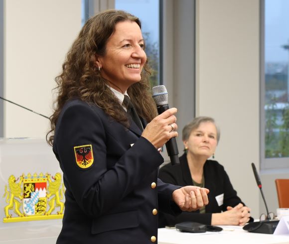 241129 VV Andrea Fürstberger stellt LFV vor Ausschnitt.JPG