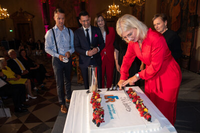 Staatsministerin Scharf schneidet Geburtstagstorte