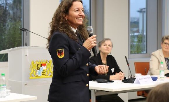 Andrea Fürstberger stellt den Landesfeuerwehrverband Bayern vor
