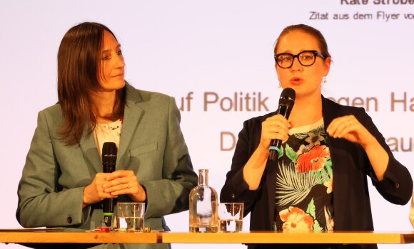 Moderatorin Barbara Streidl und Abgeordnete Julia Post