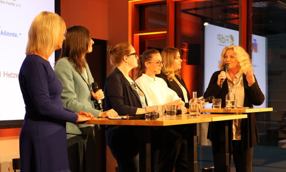 Sabine Appelhagen in der Runde