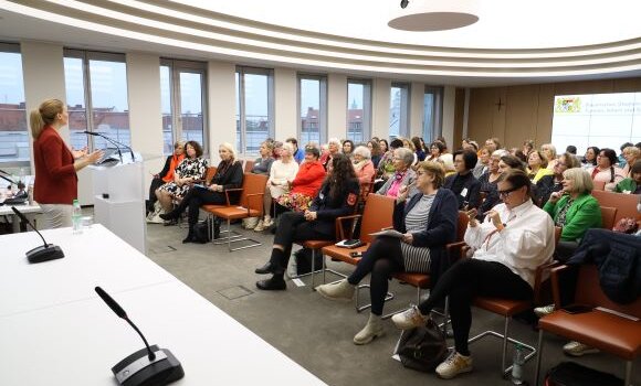 Staatsministerin Judith Gerlach im Gespräch mit den Delegierten 