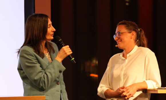 Moderatorin Barbara Streidl und Referentin Prof. Dr. Jasmin Riedl